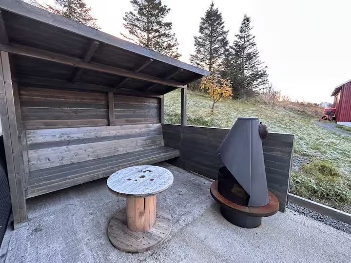 Inside the fire shelter: the bench and the fireplace.