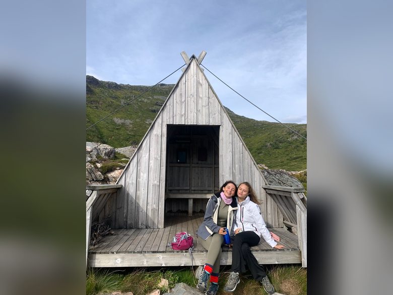 The gapahuk, 15 min up &mdash; own outdoor library