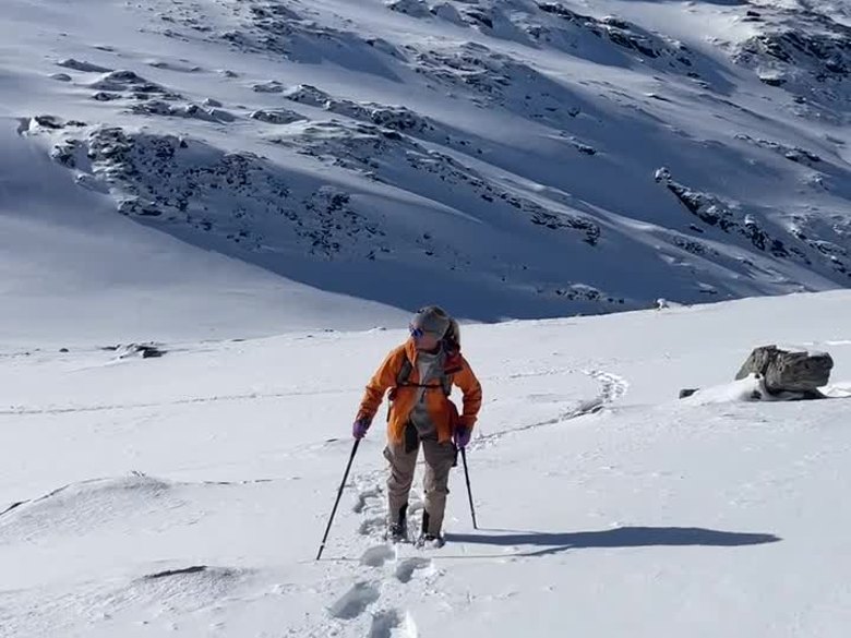 The same route in winter &mdash; poles and unbroken snow