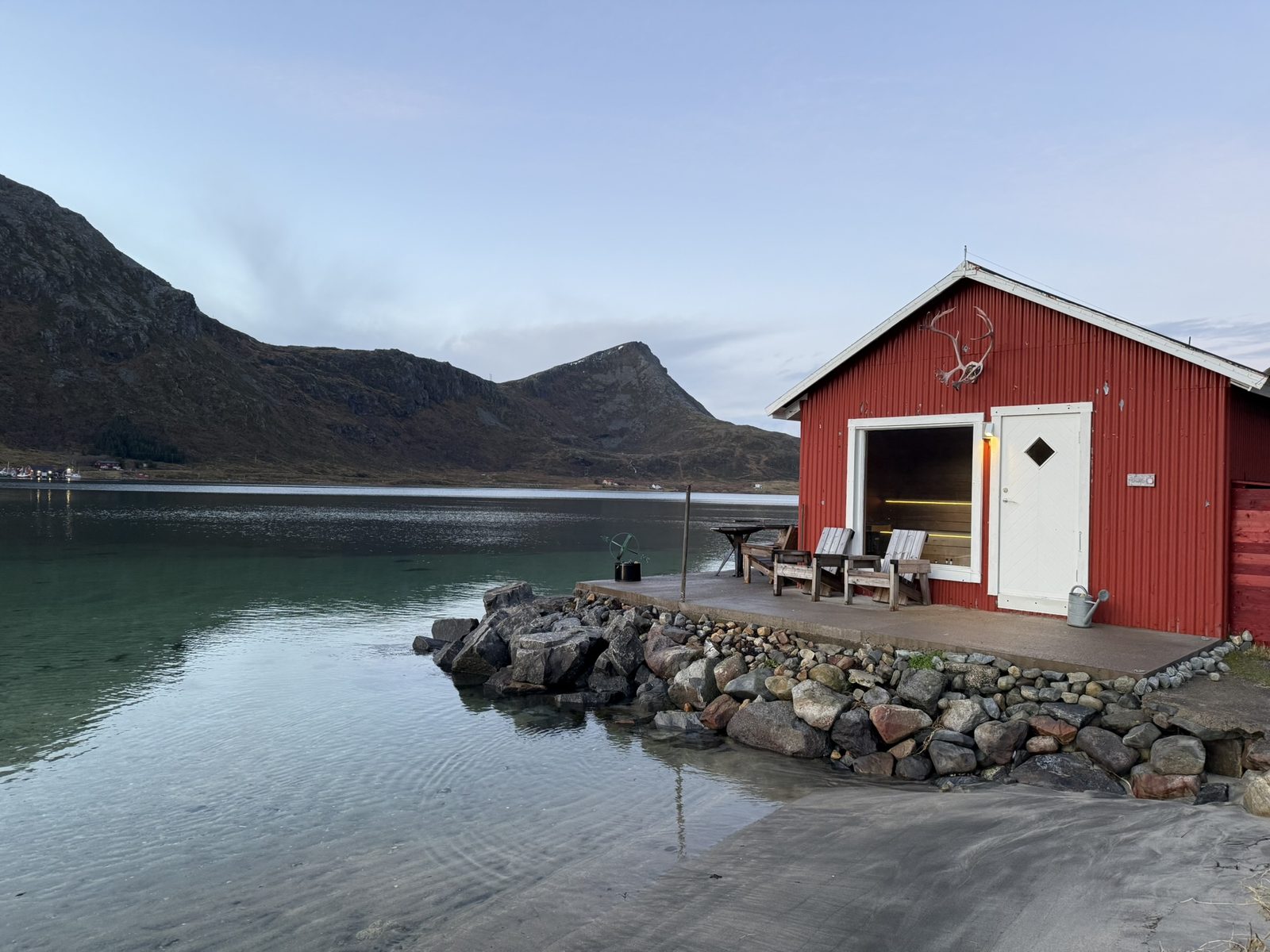 The beach, with the sauna boathouse (IMG_0884).