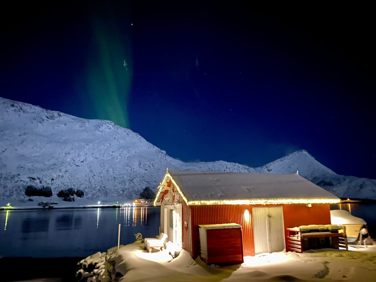 The boathouse under the northern lights (IMG_1966).