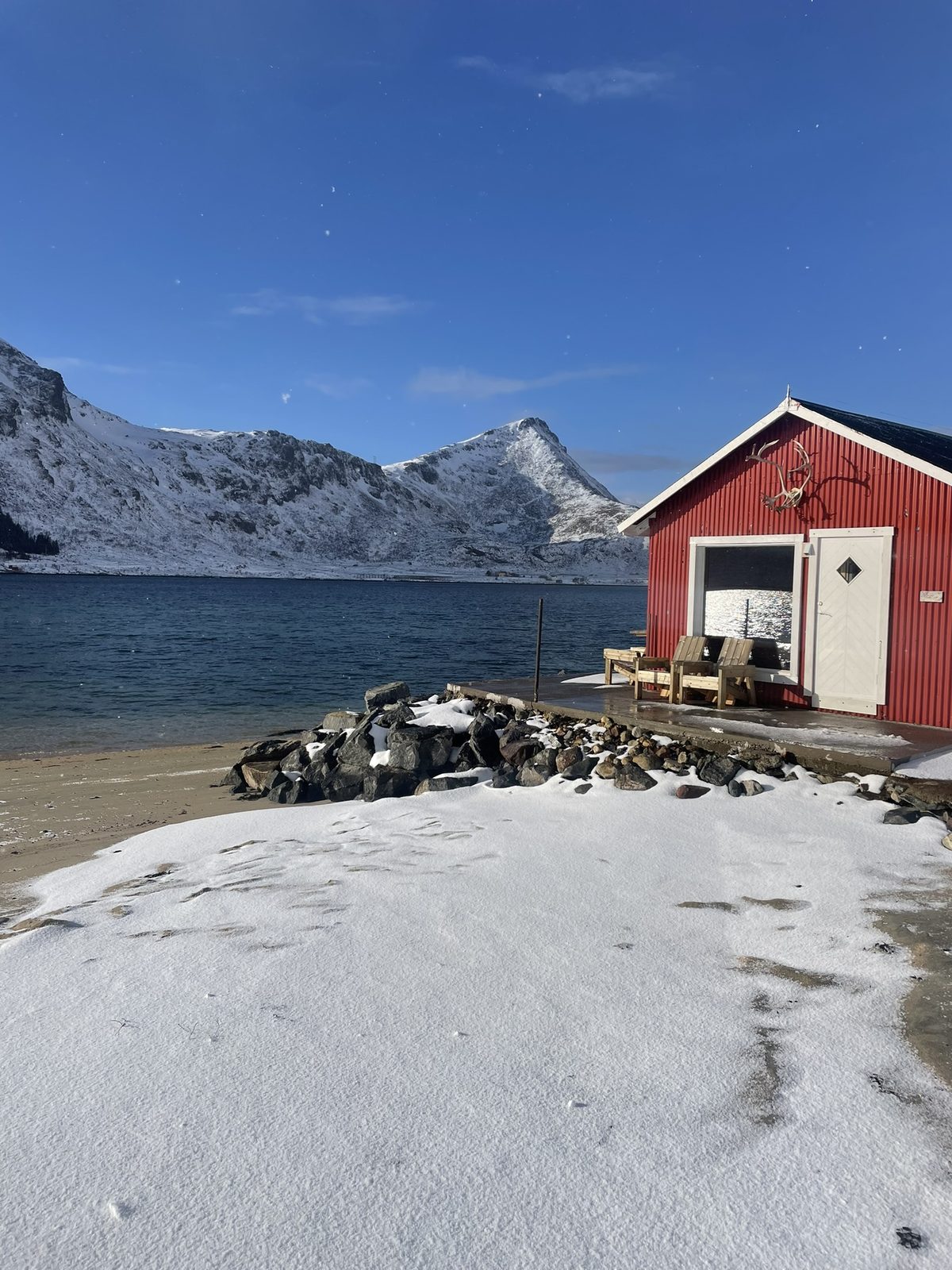The outside of the sauna in winter light (IMG_2885).