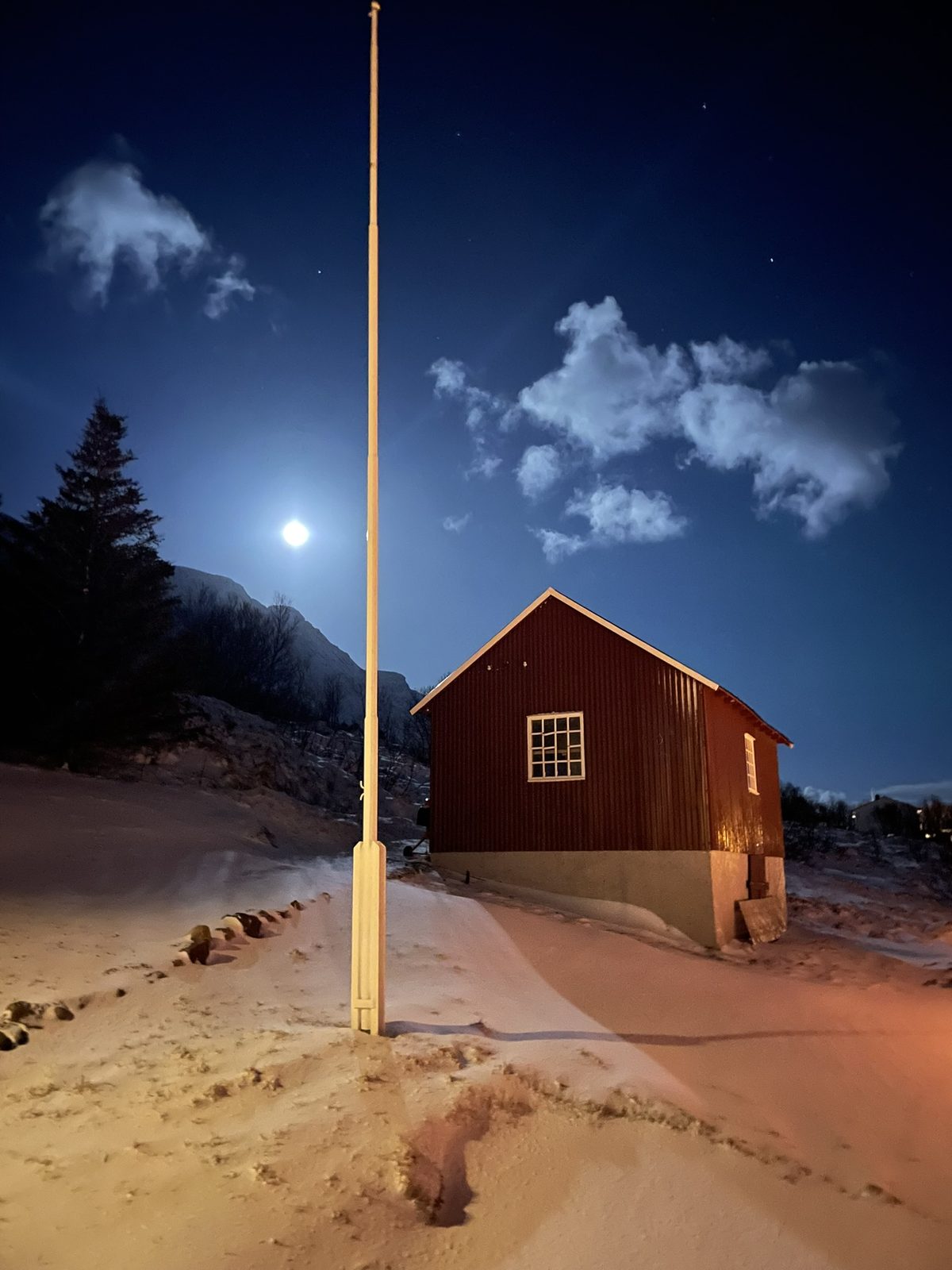 The old barn under a full moon (IMG_2894).
