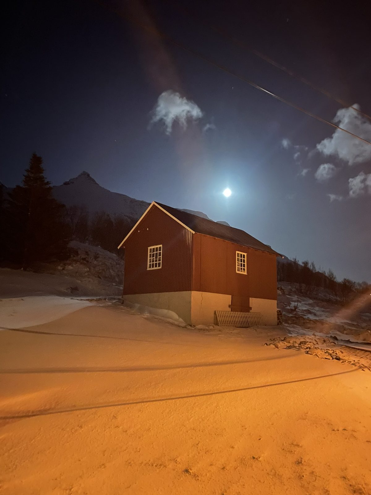 Full moon over the old barn (IMG_2895).