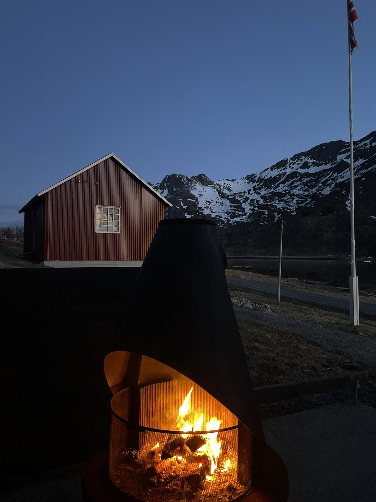 The fire shelter, with the old barn behind (IMG_3099).