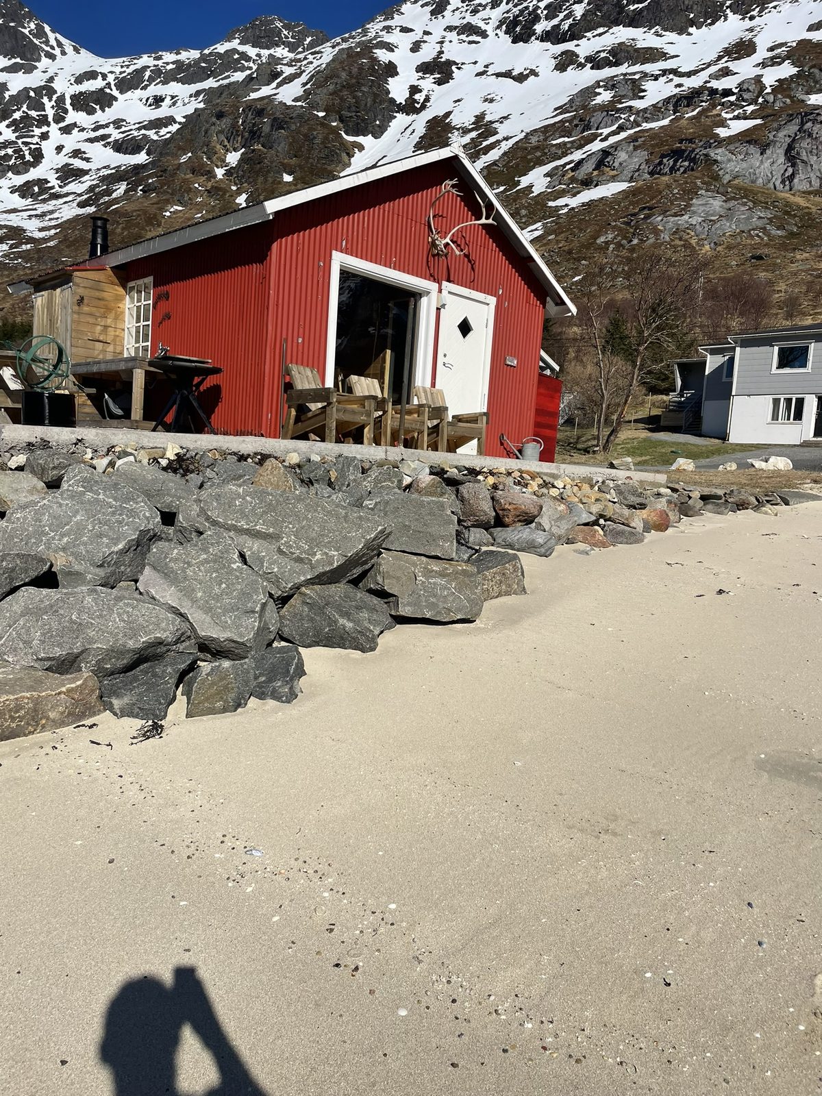 From the beach up toward the sauna, the main house behind (IMG_3119).