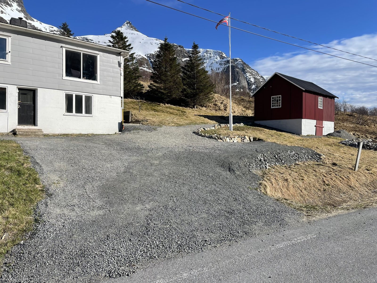 The main house, the parking and the old barn (IMG_3127).