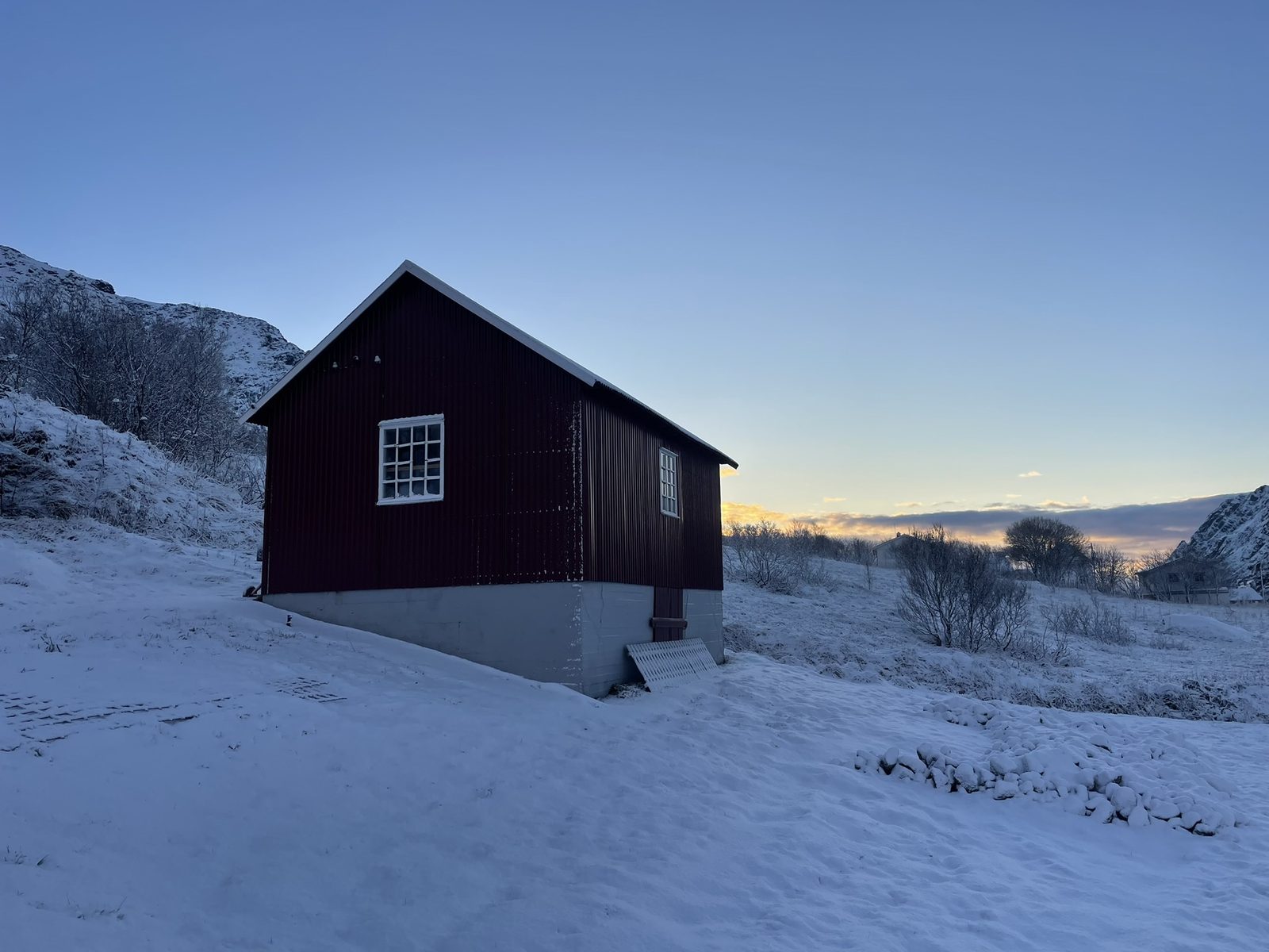 The old barn in snow, the fjord behind (IMG_2256).