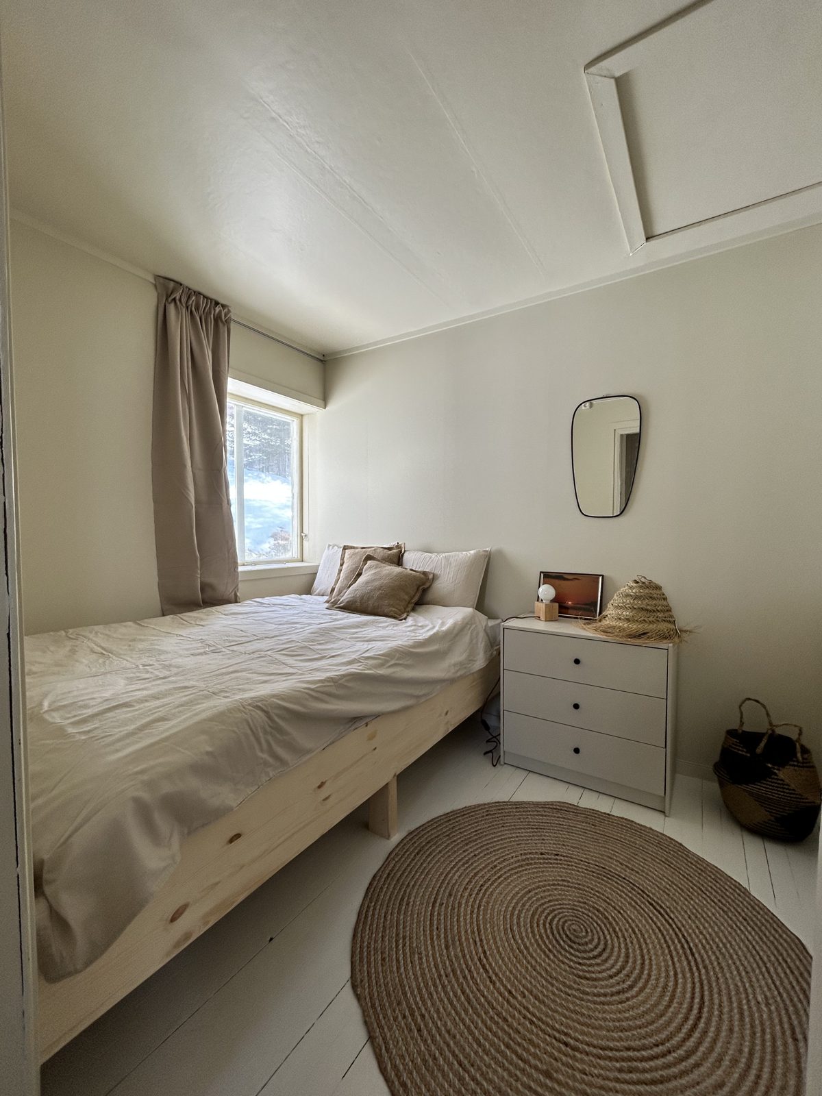 Bedroom with a queen bed.