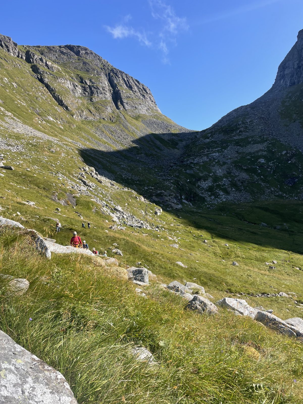 The green pass on the walk in to Kvalvika