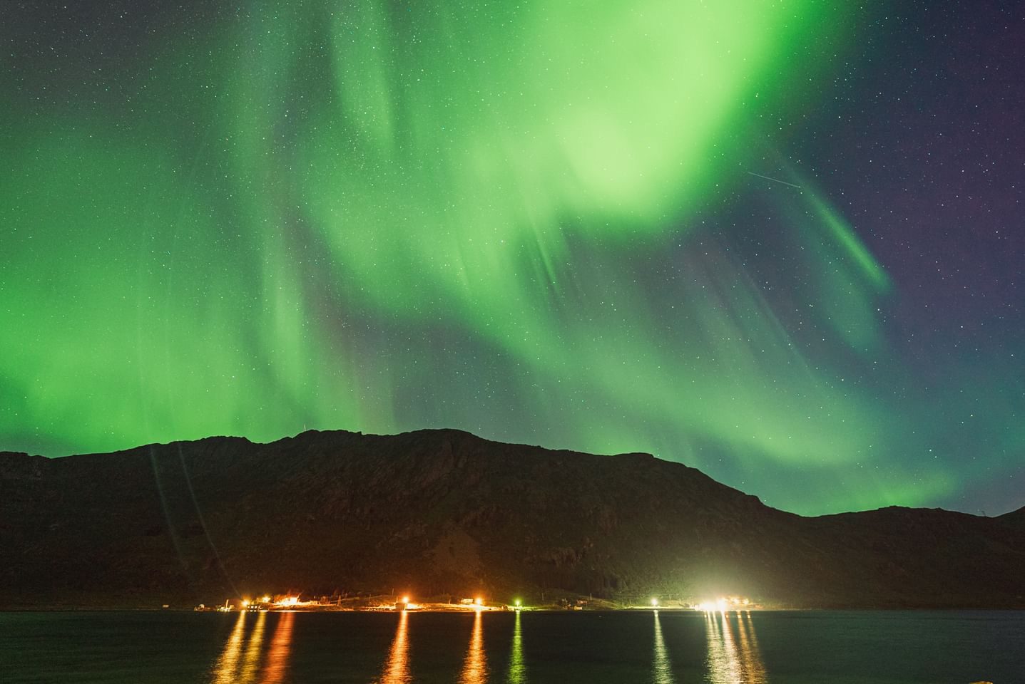 Northern lights photographed from Casa Lofoten (nordlys-03_AB6E1140).