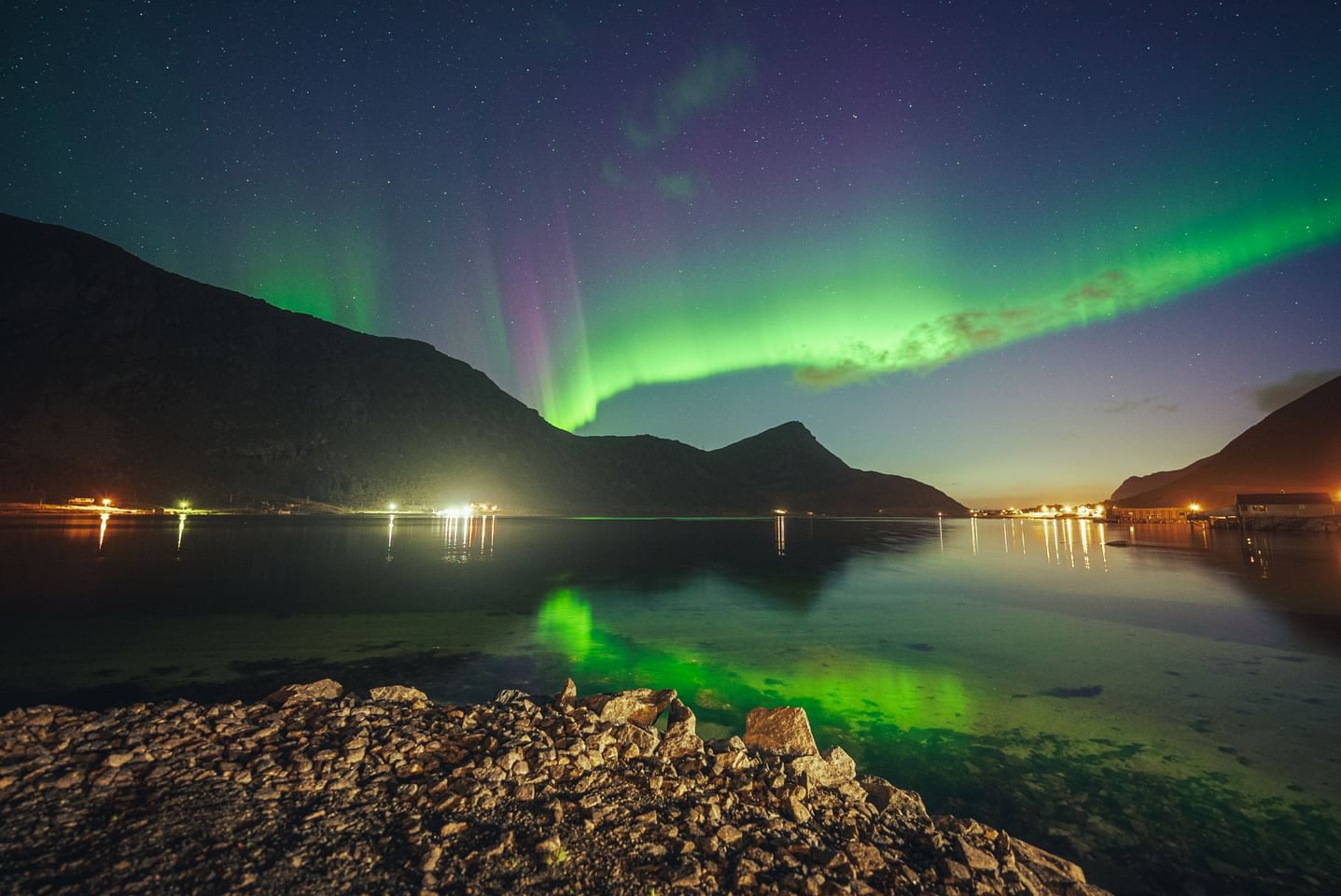 Northern lights photographed from Casa Lofoten (nordlys-05_FAC32FD2).