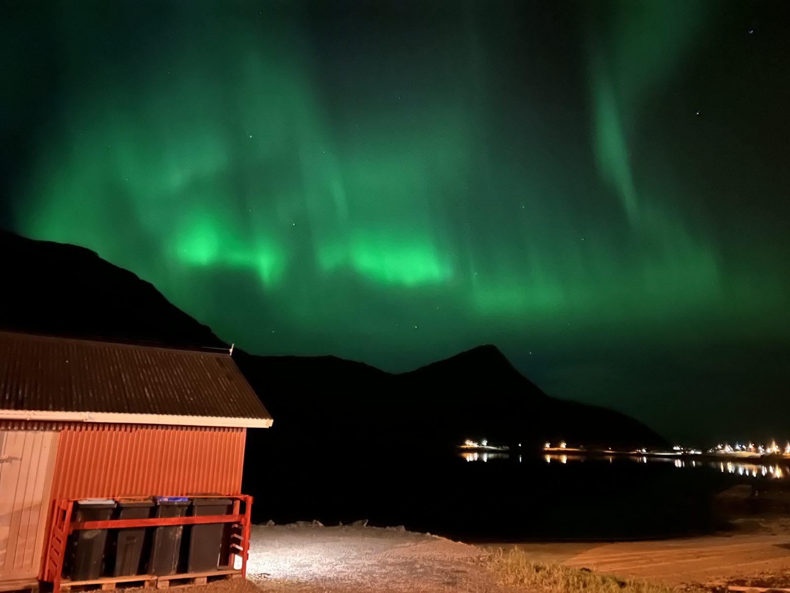 Aurora, the boathouse and Volandstind (IMG_6166).