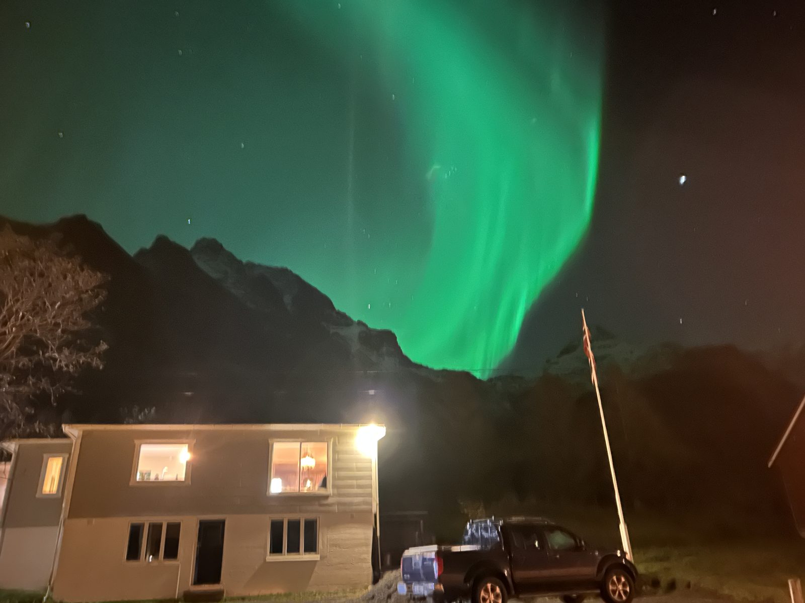 The main house under the northern lights (IMG_6169).