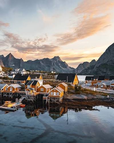 The ochre-yellow cabins of Sakrisøy.