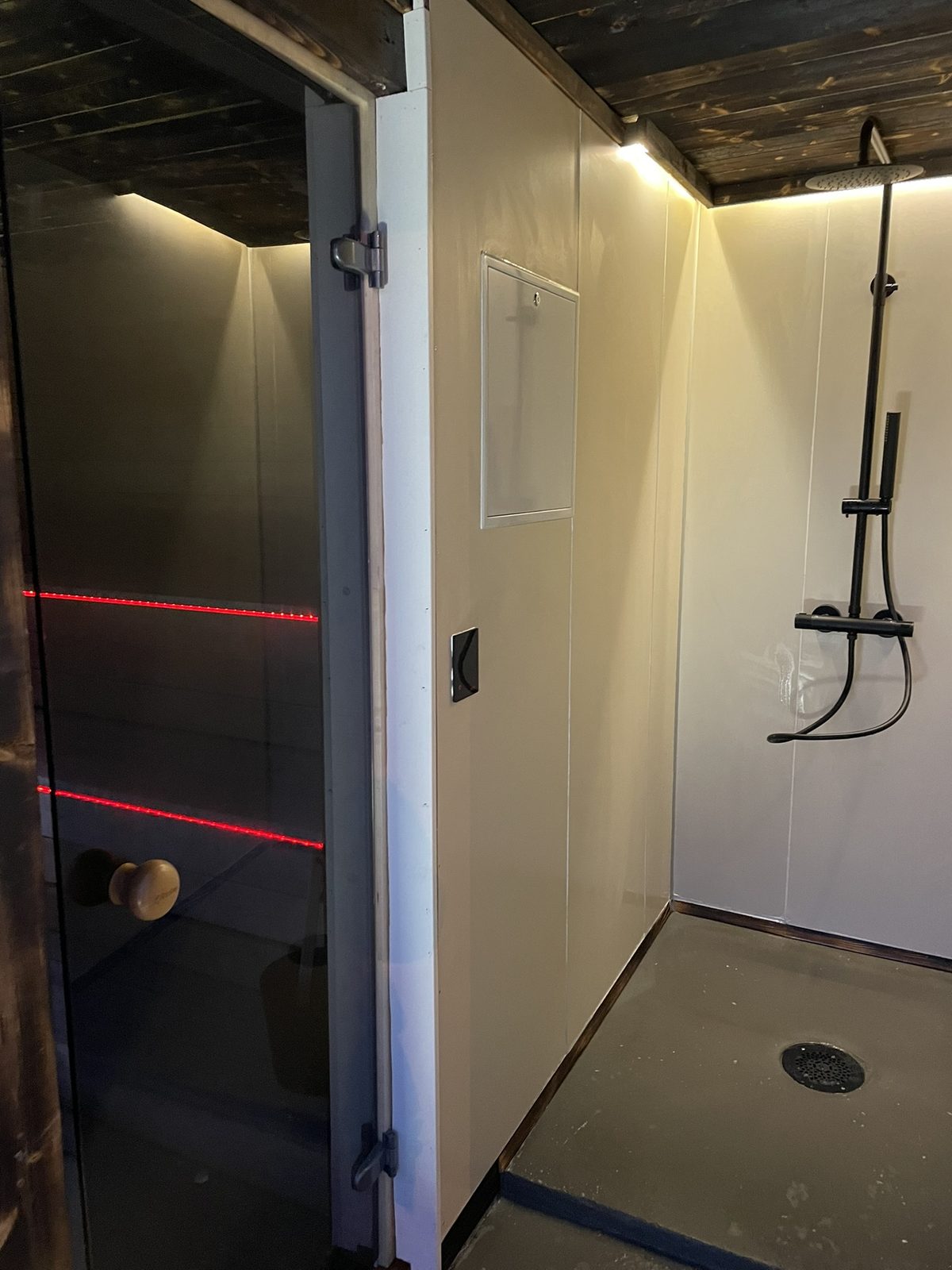 The shower room in the sauna (IMG_2271).