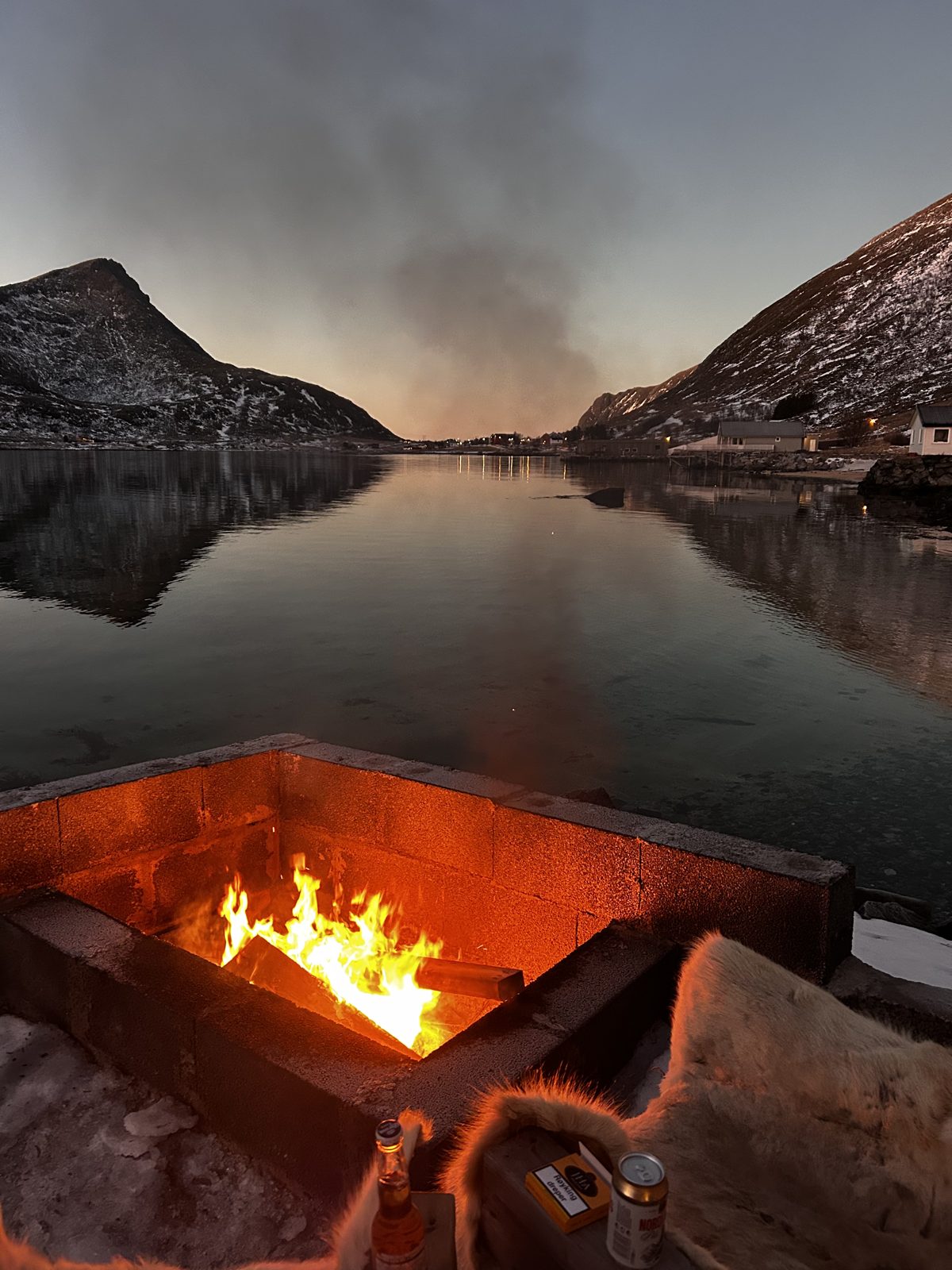 A fire burning in the bowl, Volandstind behind (IMG_6066).