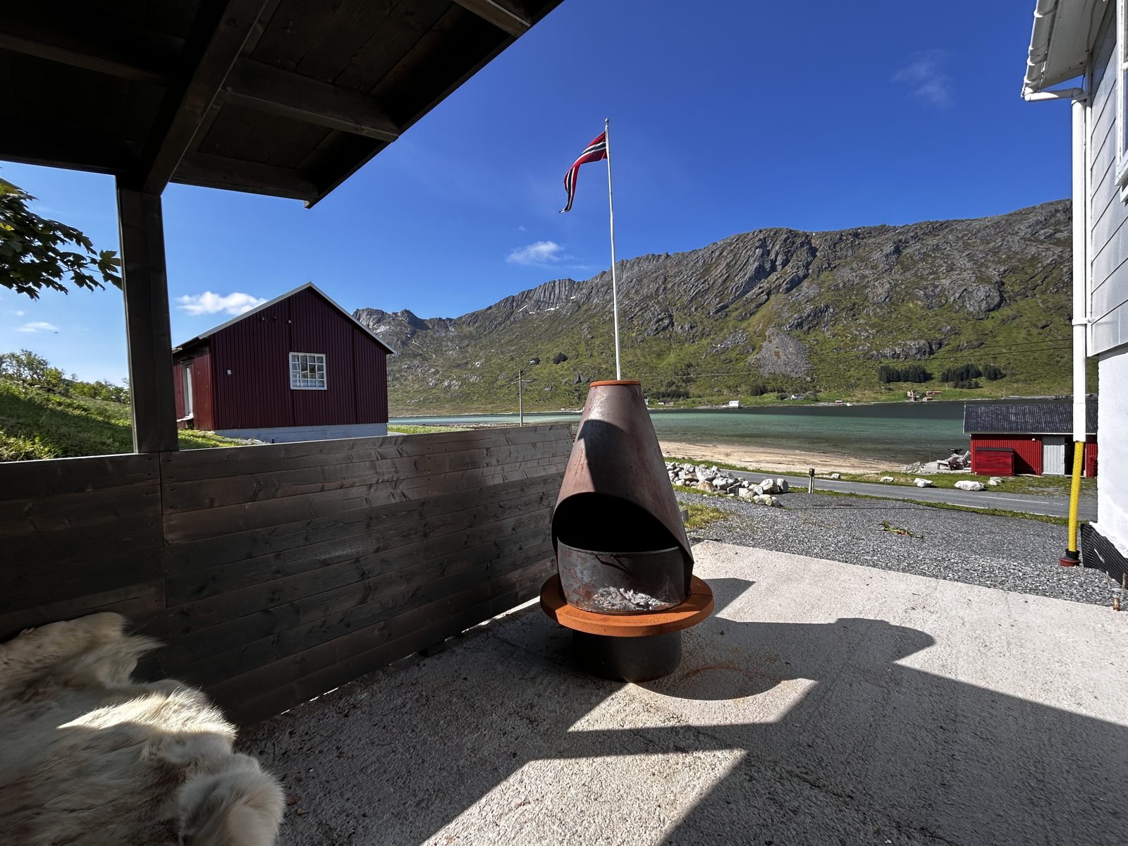 The roofed fire shelter, with the view to the beach.