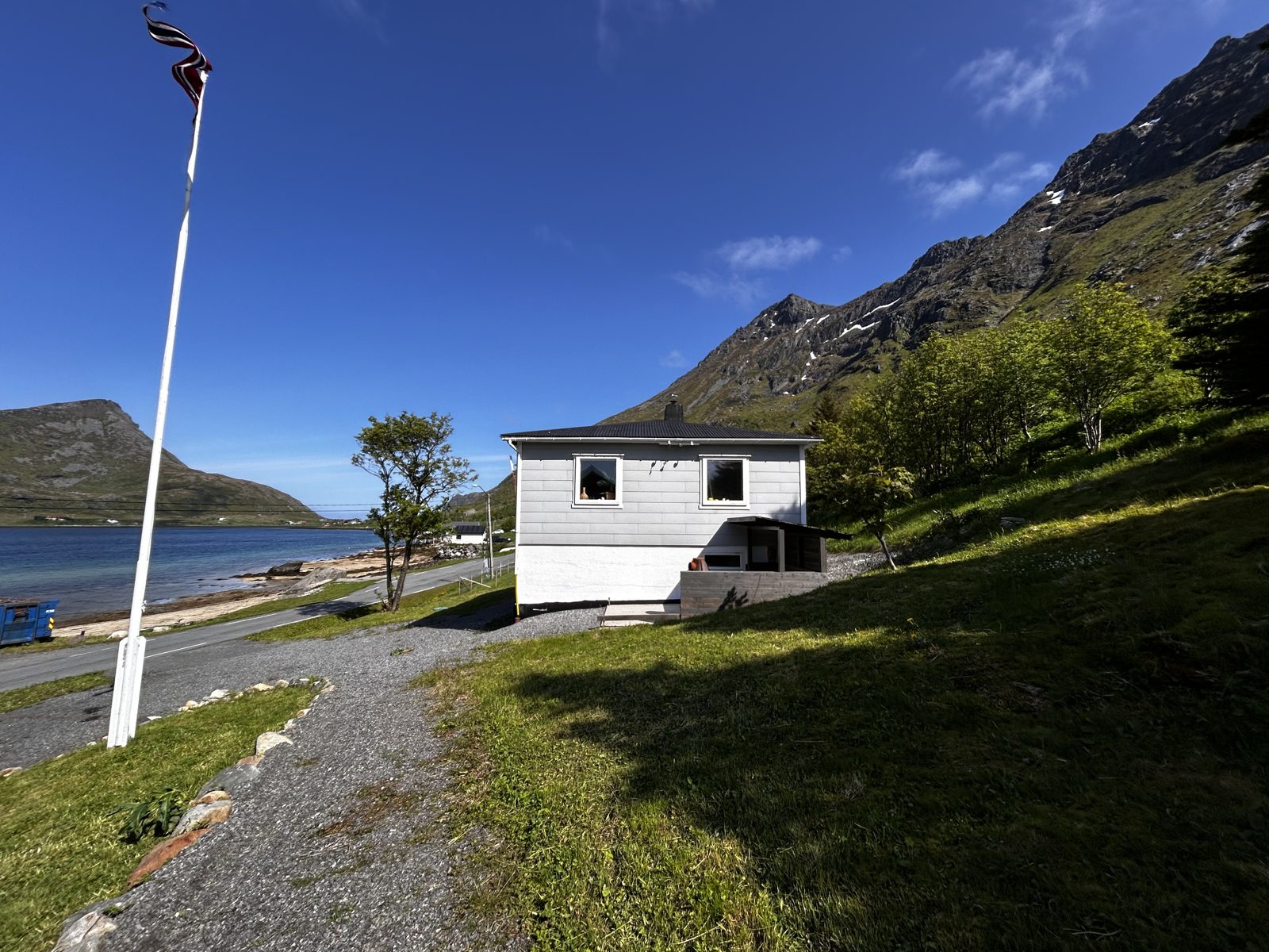The main house and the flagpole, seen from the old barn toward Volandstind (IMG_2892).