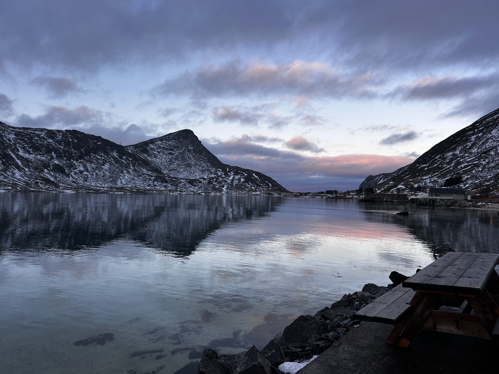 The dock dining table in winter, Volandstind to the left (IMG_5941).