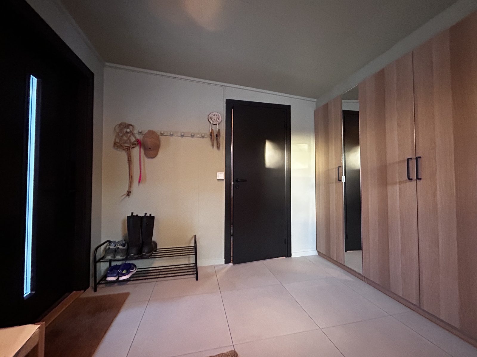 The entrance hall. Photo 2 of 16.