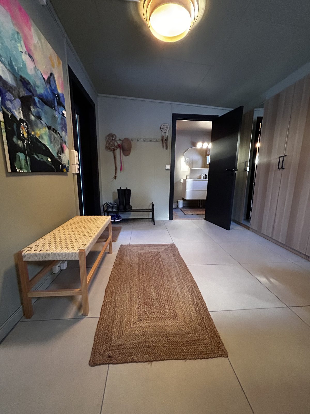 The entrance hall. Photo 9 of 16.
