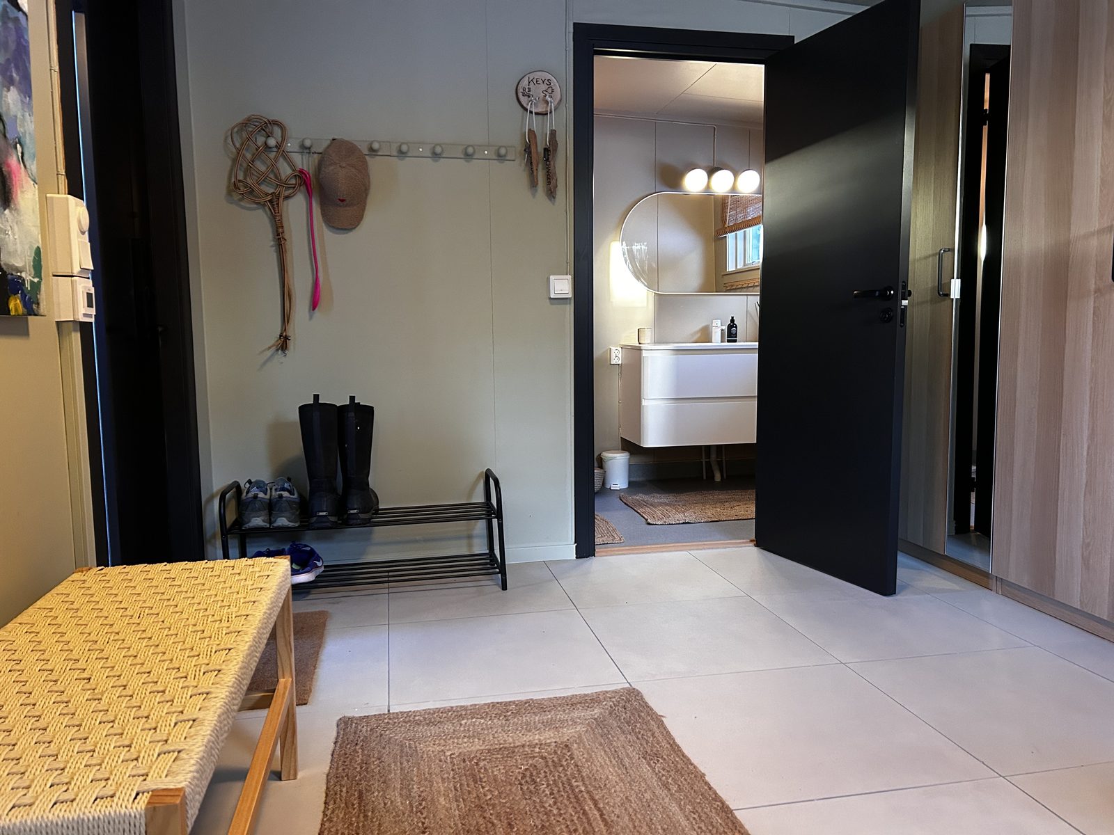 The entrance hall. Photo 10 of 16.