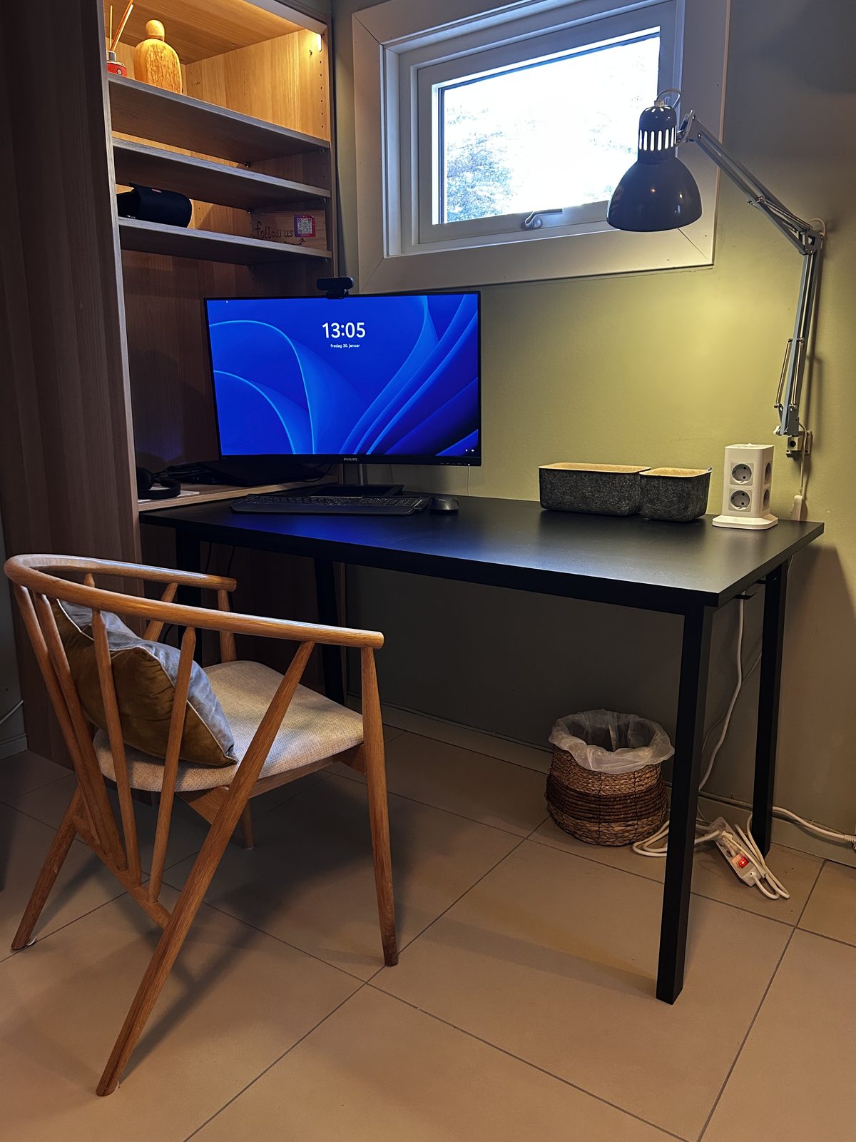 The work bench in the hall: just plug in your laptop — screen, keyboard and mouse are ready (IMG_6563).